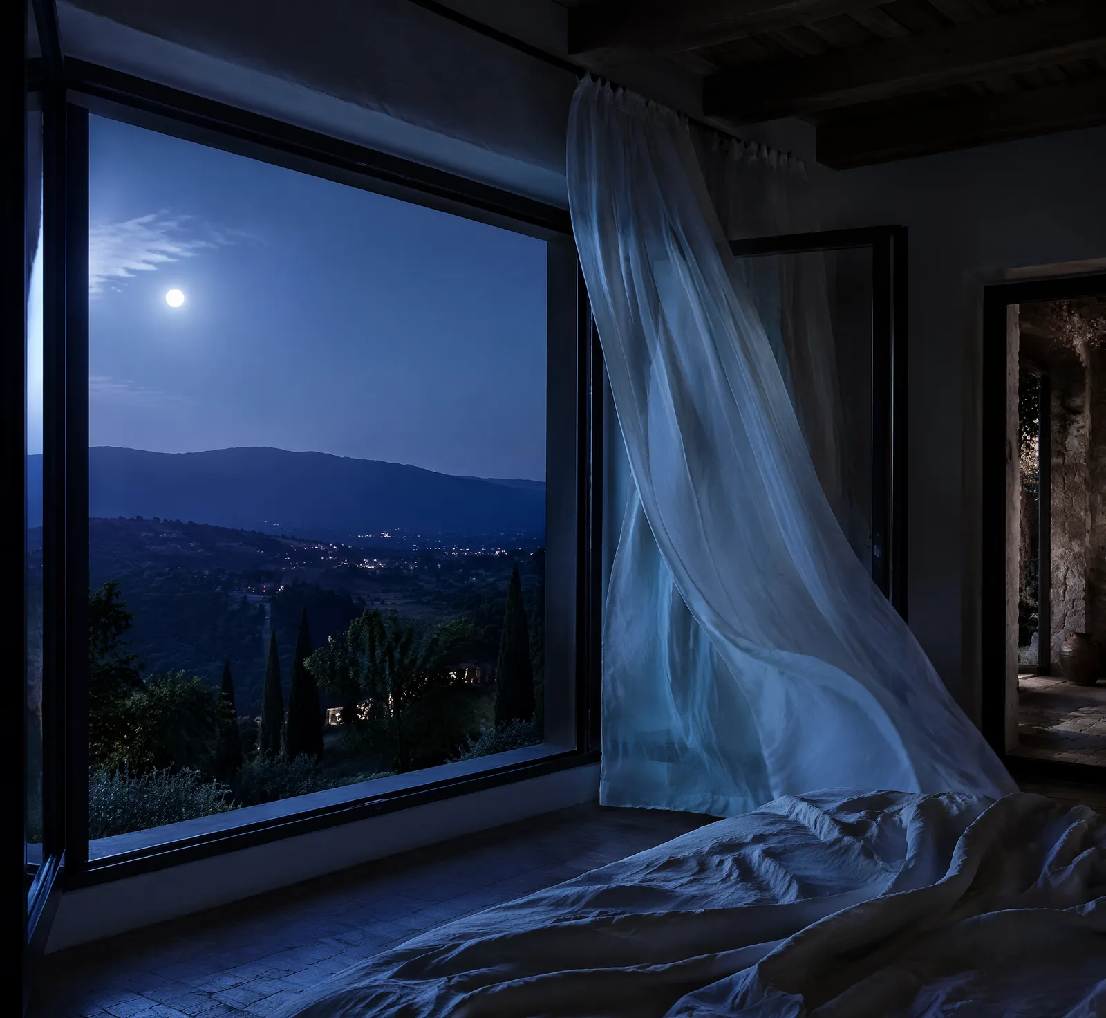 Camera da letto di notte con la finestra aperta sulla valle illuminata dalla luna e la tenda mossa dall'aria fresca