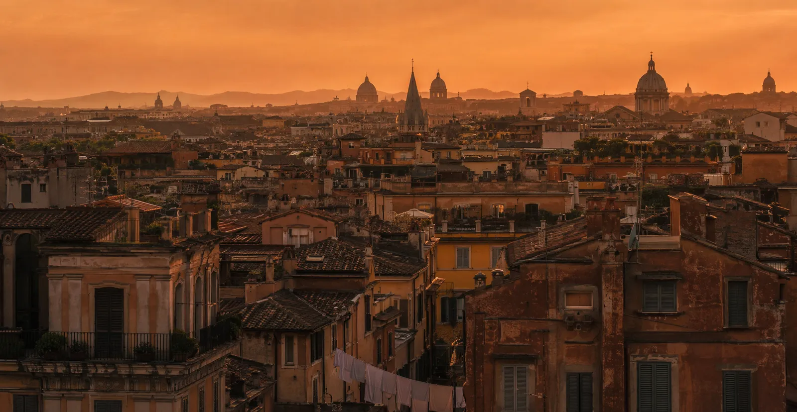 I tetti di Roma al tramonto in una calda serata estiva, con le cupole all'orizzonte