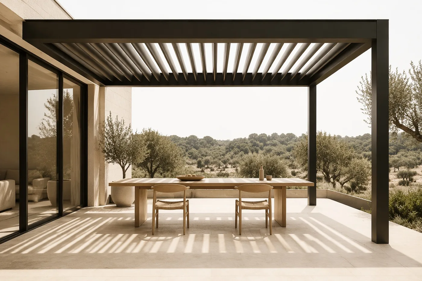 Pergola bioclimatica autoportante con lamelle aperte sopra una zona pranzo in giardino, nella luce del pomeriggio