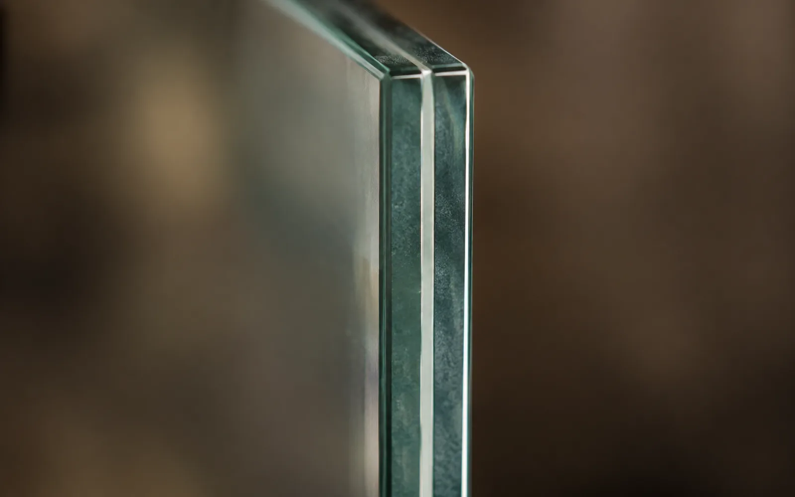 Macro del bordo di una lastra di vetro stratificato con il sottile intercalare plastico visibile fra le due lastre