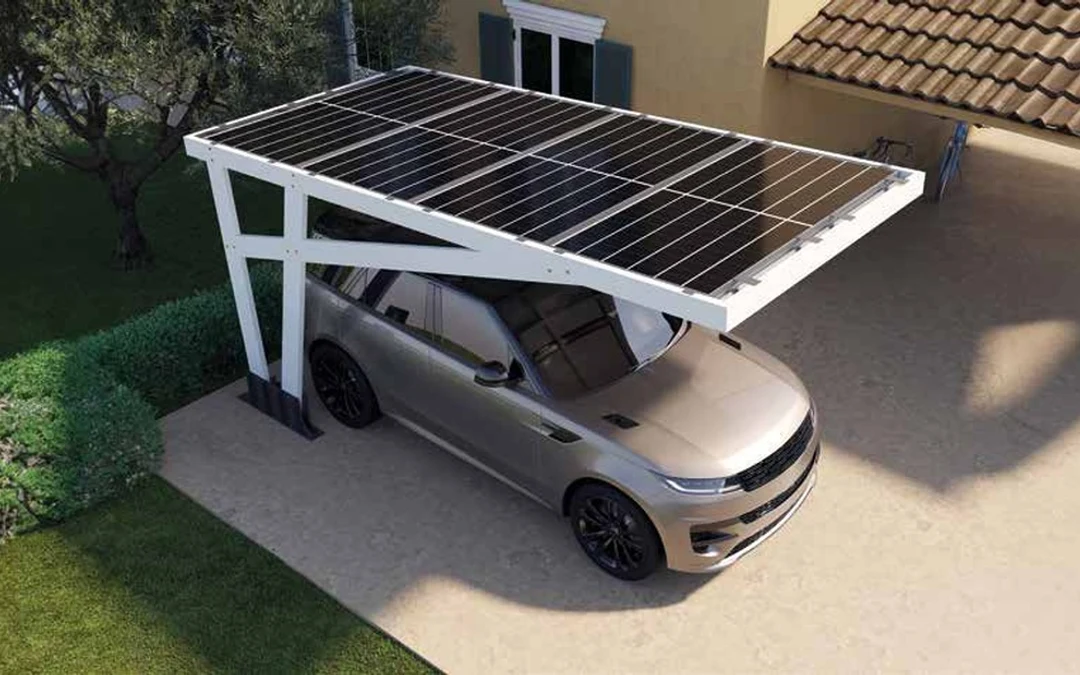 Carport fotovoltaico a sbalzo con copertura in moduli solari sopra un’auto parcheggiata nel vialetto
